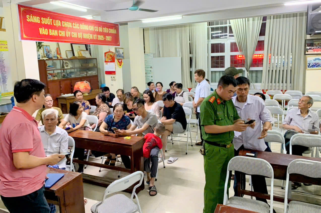 PHƯỜNG THANH BÌNH TÍCH CỰC TUYÊN TRUYỀN, HƯỚNG DẪN NHÂN DÂN LẤY Ý KIẾN THAM GIA VÀO DỰ THẢO NGHỊ QUYẾT SỬA ĐỔI, BỔ SUNG 1 SỐ ĐIỀU CỦA HIẾN PHÁP NĂM 2013 TRÊN ỨNG DỤNG VNEID
